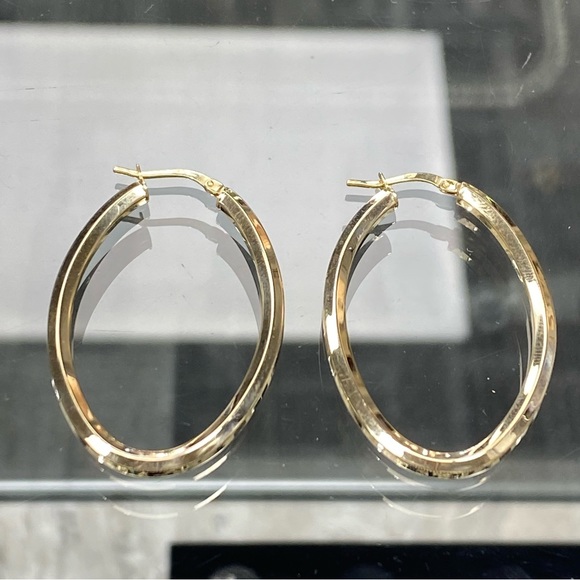 Solid 14k Yellow Gold Women's Oval Hoop Earrings - Picture 3 of 9